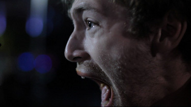 Chlapec pojídající ptačí zob