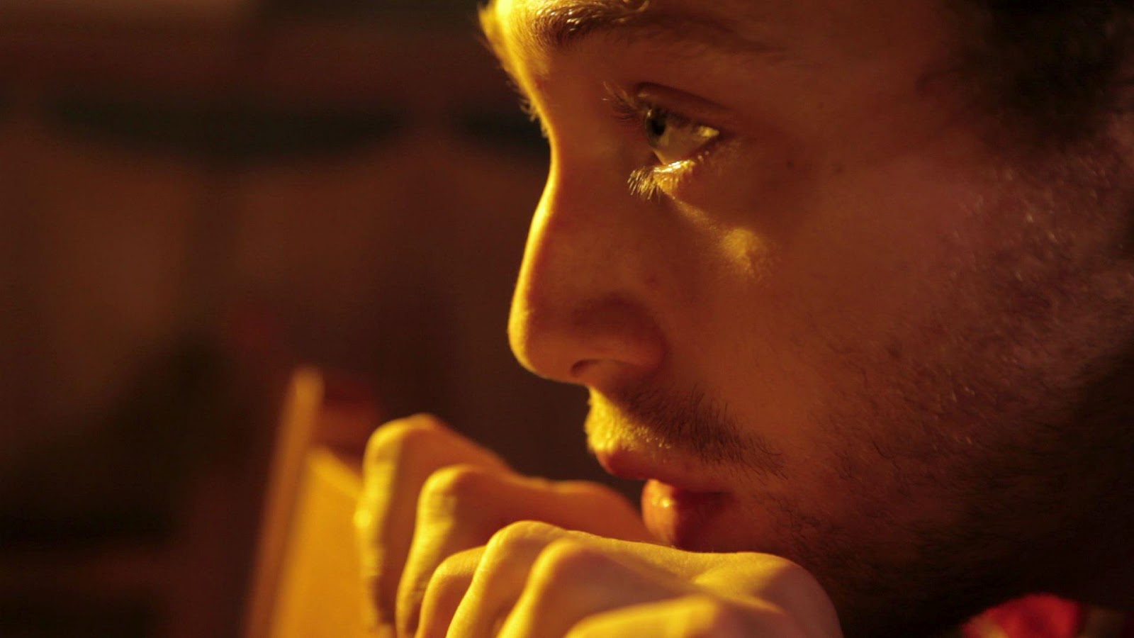 Chlapec pojídající ptačí zob