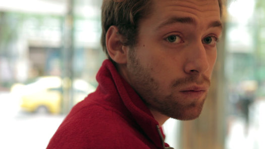 Chlapec pojídající ptačí zob