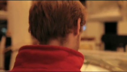 Chlapec pojídající ptačí zob